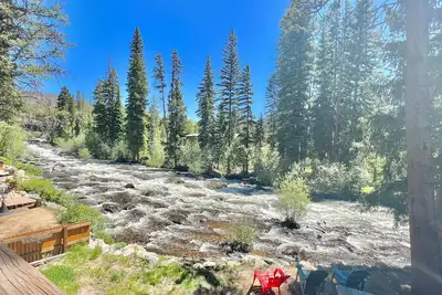 Image de Riverfront, mountain-view retreat with a full kitchen and fireplace