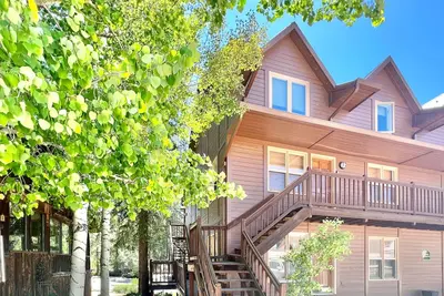 Image de Riverfront retreat with a kitchenette, washer/dryer, & shared patio