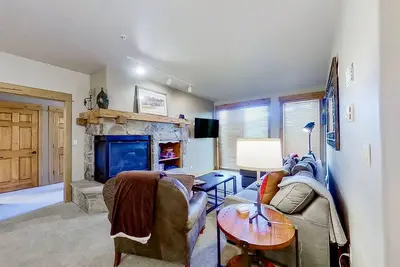 Image de Mountain view condo with pool, hot tubs & gym - short walk to gondola