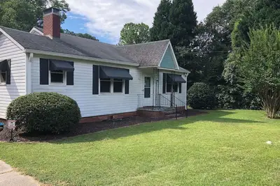 Image de Cute 2 Br/1b home in quiet neighborhood near Aiken’s historic horse district.