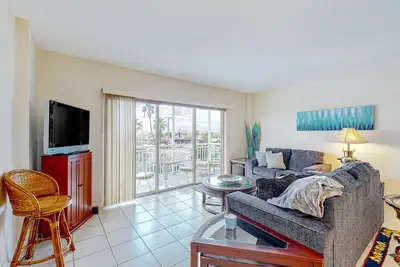 Image de Charming and spacious apartment near the beach with inviting patio