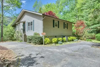 Image de Very private super cozy cabin, views, pets welcome, coffee, fireplace, firepit