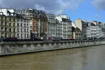 Image de A Classic Parisian Charm, Offers Breathtaking Views Of The Iconic ÎLE De La CITÉ