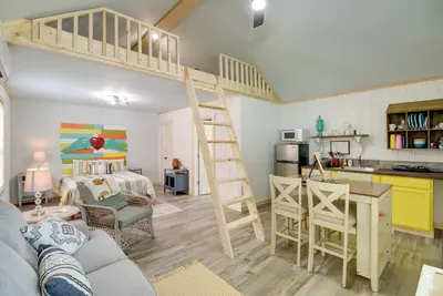 Image de Cozy Studio Cabin ~ 1 Mi to Greers Ferry Lake!