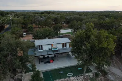 Image de Unforgettable sunsets from the oversized balcony patio and outdoor kitchen.