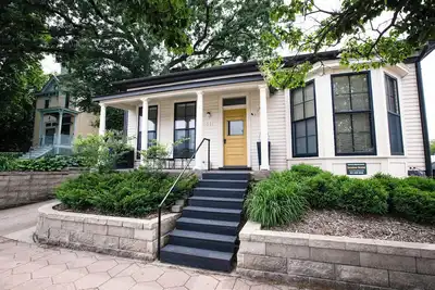 Image de Entire Duplex West 7th, Xcel, and Dt St. Paul Sleeps 8 Off street Parking!