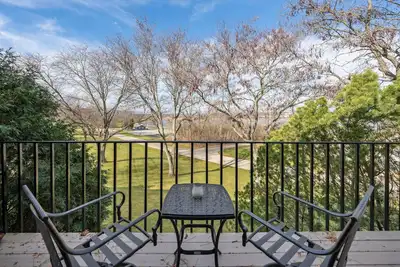 Image de Elegant 4-Season Lake Geneva Condo w/ Fireplace!