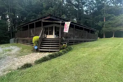 Image de Close to Smith Lake beach and Smith Lake boat dock. Adjacent to Smith Lake Park.