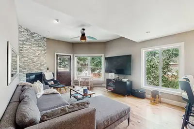 Image de Three-story townhome on the golf course with 2 fireplaces