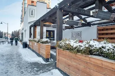 Image de Executive two-bedroom apartment in the quiet West End of Downtown Calgary