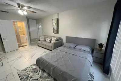 Image de Adorable Suite in Tampa.