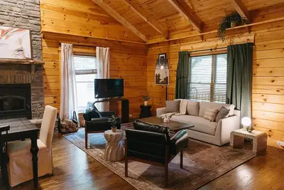 Image de \"Alpine Hills\" Cozy Hideaway Rrg Cabin w/ Hot Tub