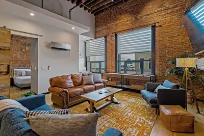 Image de Xchng Unit A. Luxury Suite. , Xchng. Industrial Executive Loft w/ King Bed