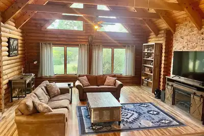 Image de Cheerful Cabin with large stone patio and hot tub, next to trails! !