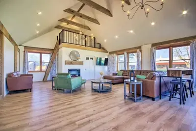 Image de Headquarters @ Prairie Base, Roomy 2 King Ensuites
