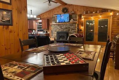 Image de Your quintessential Adk Cabin. Updated in 2016, this is your perfect getaway.