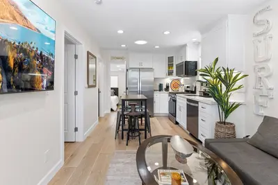 Image de Brand New 2 Bedroom, Close to Beach & Disney with A\/C! \n