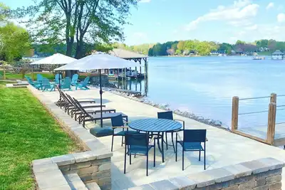 Image de Charming “Langtree Lakeside Cottage” on a quiet wide cove near Cornelius.