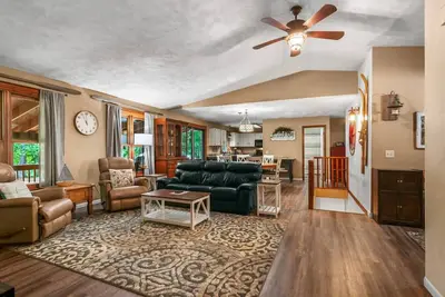 Image de Lakeside Getaway includes Hot Tub (pet friendly)