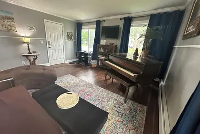 Image de Cozy, Charming Riverfront Retreat #1