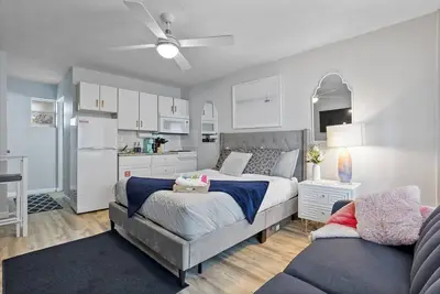 Image de Stylish Beachside Studio~Pool~Gym~Kitchen~Parking