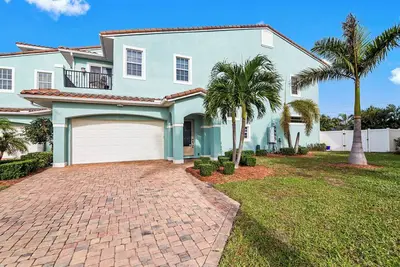 Image de Beach Breezes & Backyard Bliss — Hot Tub, Fire Pit, Shuffleboard & Bbq Fun! 🏖️