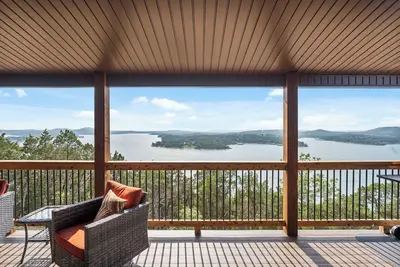 Image de Breathtaking Lake Views, HotTub, Firepit, Trendy Game Room, Ev Charger, Free Tickets!
