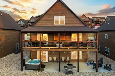Image de 15 Steps to Outdoor Pool, Private Hot Tub, Free Silver Dollar tickets, 2 fireplaces