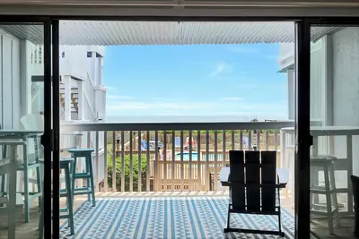 Image de 10 steps away till sand in your toes on the ocean front in Carolina Beach, Nc.