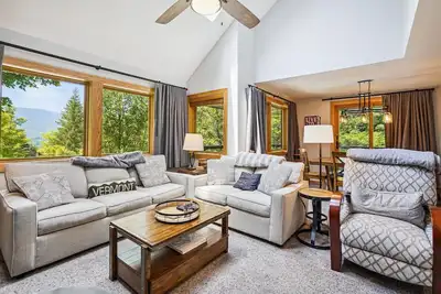 Image de Enjoy this fashionable condo with access to a pool and hot tub D19