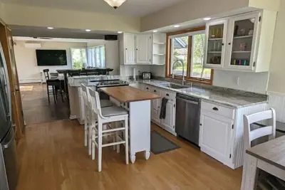 Image de Twin Ports Getaway with hot tub & large private yard!