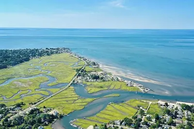 Cozy cottage in Old Saybrook beach community, walking distance to private beach.