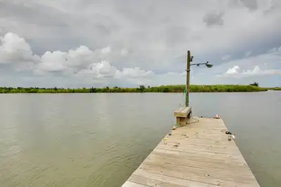 Image de Golden Meadow Getaway: Waterfront Retreat w/ Deck
