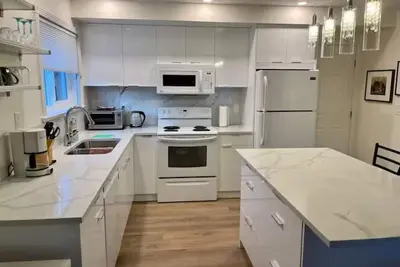 Image de Newly-renovated 2 bedroom guest suite
