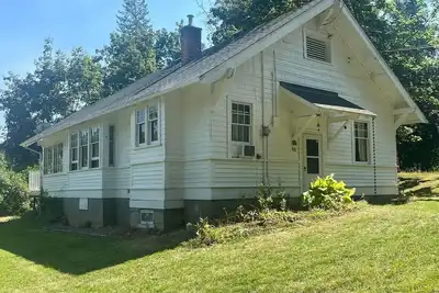 Image de Escape to the Shuswap and experience the charm of our heritage cottage rental.