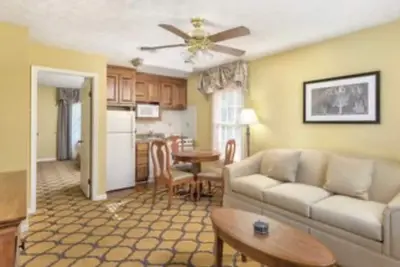Image de Weekend getaway for 2 up to 4. Welcome to Patriot's Place a Club Wyndham Resort!