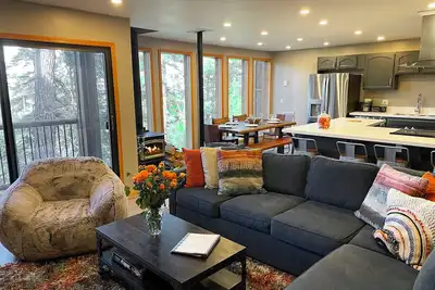 Image de Ski In Out, With Beautiful Views, Wall of Glass, ski to Canyon or Eagle Lodge