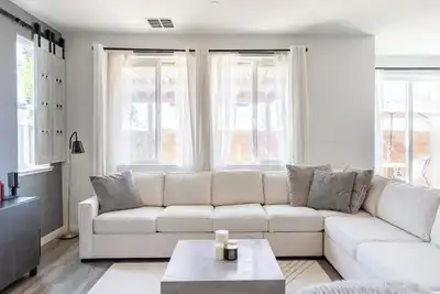 Image de Modern Home Between Downtown & Airport