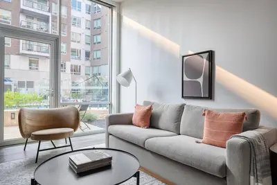 Image de Upscale East Cambridge 2br w/ Gym & W/D, nr Lechmere T, by Bluegorund