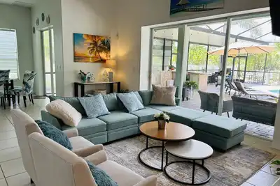 Image de 5br/4ba Luxury house w pool and beautiful backyard