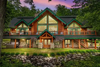 Image de â›·Ski Weekends Open! â›· HotTub-Lake Views-GameRoom-5 mins to Boyne Ski & WaterPark