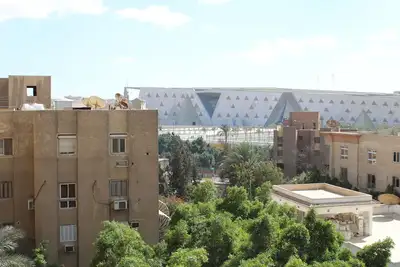 Image de View Great pyramids & Egyptian Museum; a 10 min walk & 1. 7 km 2 Great Pyramids.