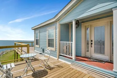 Image de Family Friendly Waterfront Home | Private backyard