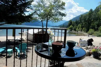 Beautiful Beach front cottage near Nelson, Bc