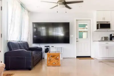 Image de Stylish Modern home across Polynesian Cultural Center