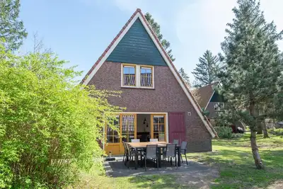 Maison rénovée avec lave-vaisselle, dans un parc de vacances, à 9km de Bréda