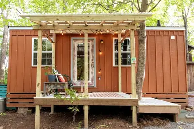 Image de Ridgetop Tiny House | Displaced Locals/Workers