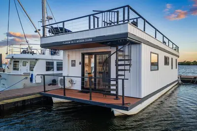 Image de Luxe Houseboat with Epic 360 Views of Baltimore Harbor