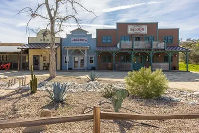 Image de Amazing Reviews - 10 Beds, 8 Br, Saloon, Jail, Spa!