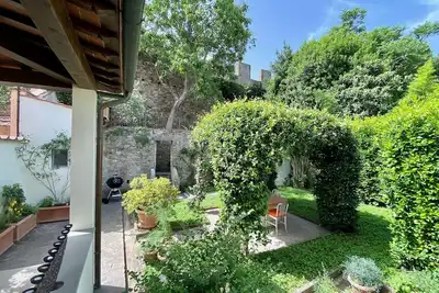 Image de Top floor with garden bordering the historic city walls in San Niccolo district